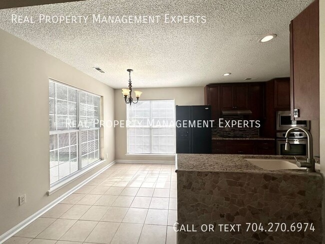 Building Photo - 7915 Vermilion Dr