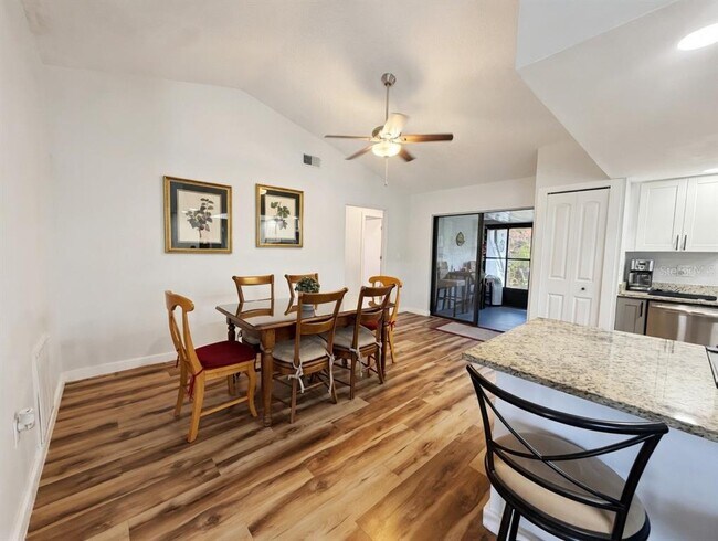 Foto del edificio - 8425 Cypress Lake Cir