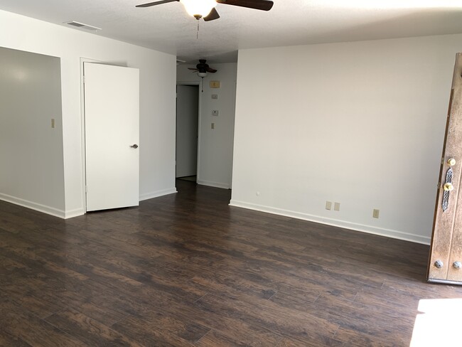 Building Photo - 3840 N Fruit Ave