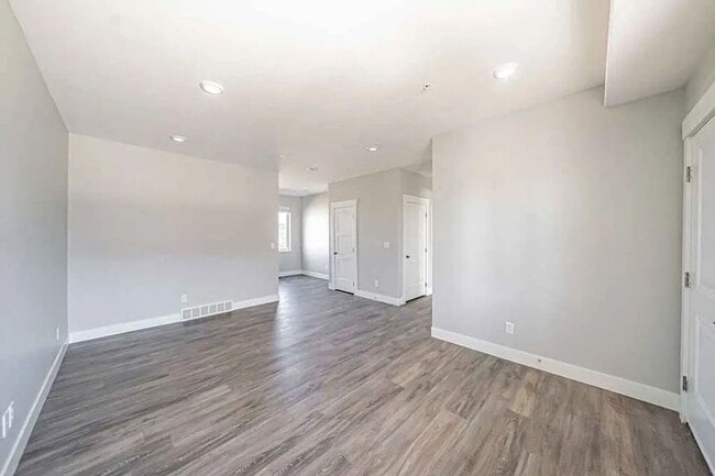 Building Photo - 676 Carlow Dr