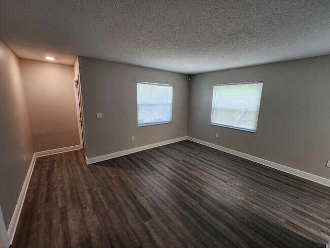 Foto del edificio - Housing Voucher Accepted -Upgraded 3 Bedroom 2 Bath - Minutes from Super Target and Publix