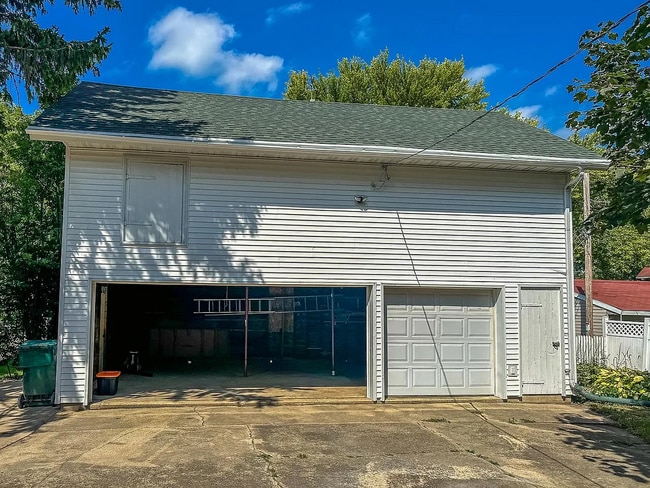 Building Photo - 418 E Brown St