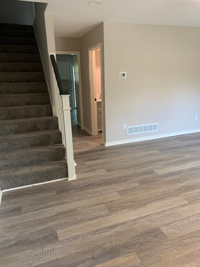 Building Photo - 2876 Cranston Dr