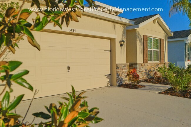 Building Photo - OUTSTANDING LAKEWOOD RANCH HOME! 4 BEDROOM...