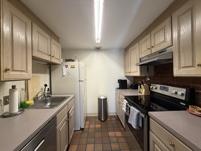 Building Photo - 103 Gainsborough St