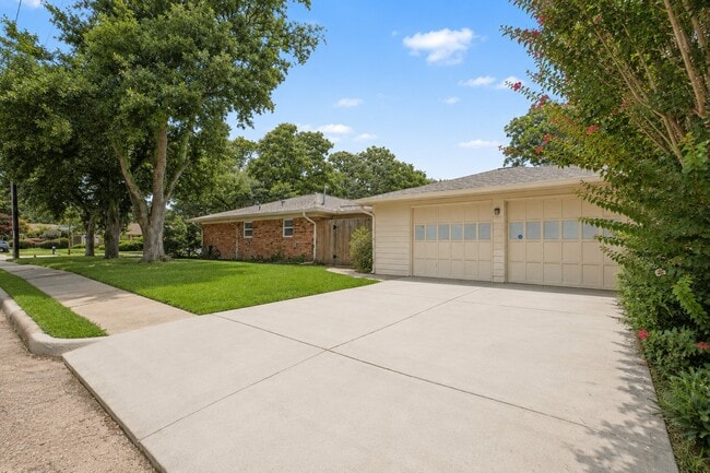 Building Photo - 5335 Indigo St