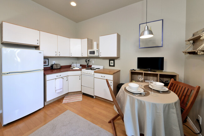 Kitchen and dining area - 77-6128A Mamalahoa Hwy