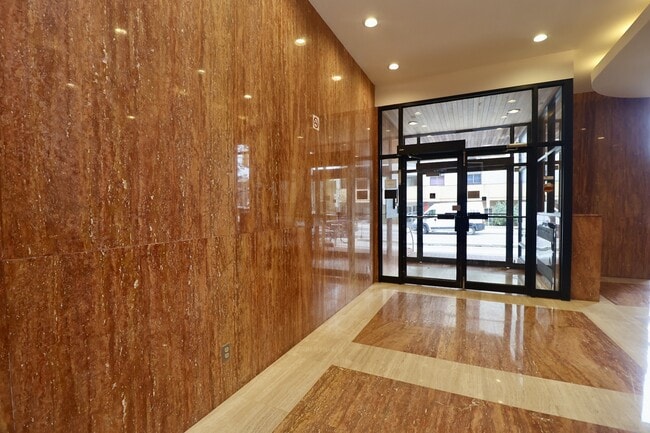 Building Photo - 475 Laurier Ave W