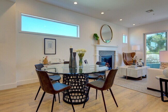 Foto del edificio - Fantastic 2 Story Farm House style Home with 4 Bedrooms and 3 Baths in Mid City area