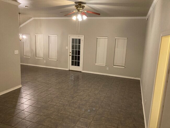 Amplia sala de estar y comedor de concepto abierto con molduras de corona. - 16485 County Road 164