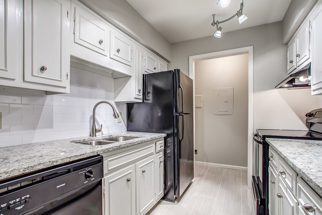 Modern kitchen with color scheme 1 - Blythewood Apartments