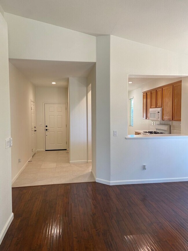 Foto del edificio - East Roseville - Near Olympus Point - 3 Bdrm, 2 Bath