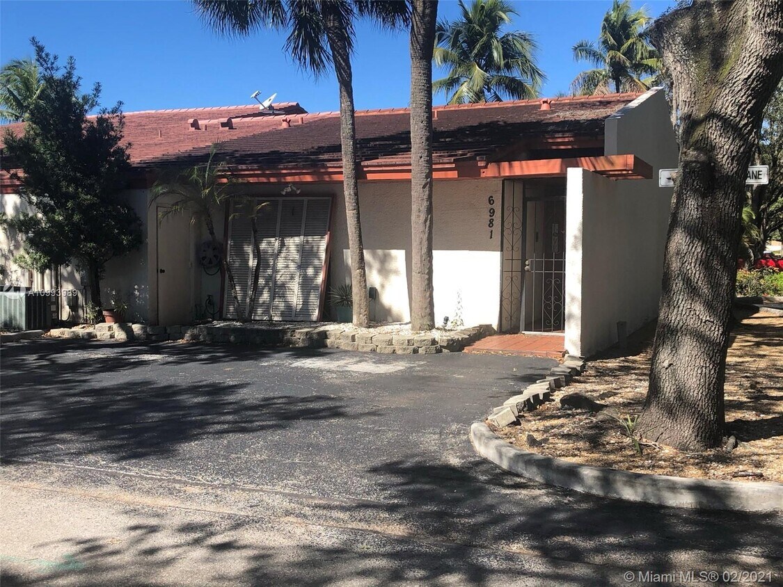 Foto principal - 6981 Greentree Ln