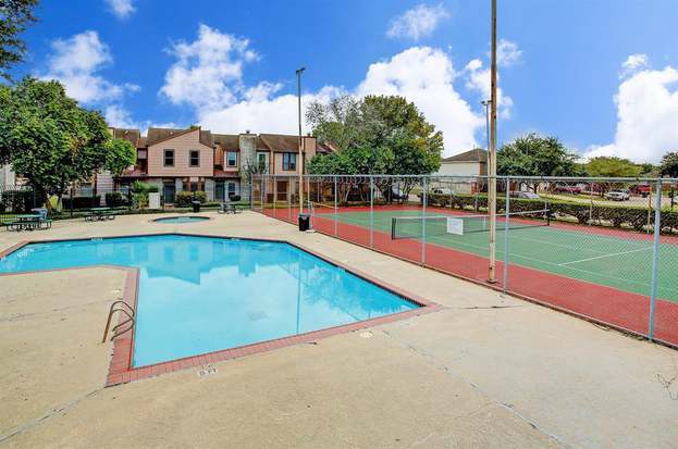 Pista de tenis/zona de piscina - 12400 Brookglade Cir