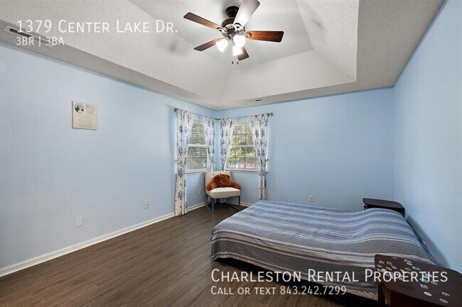 Foto del edificio - 1379 Center Lake Dr