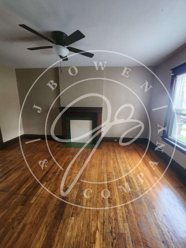 Building Photo - "Charming 2-Bedroom Townhouse on East Broa...