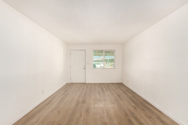 Foto del edificio - 1360 W Garden Cir