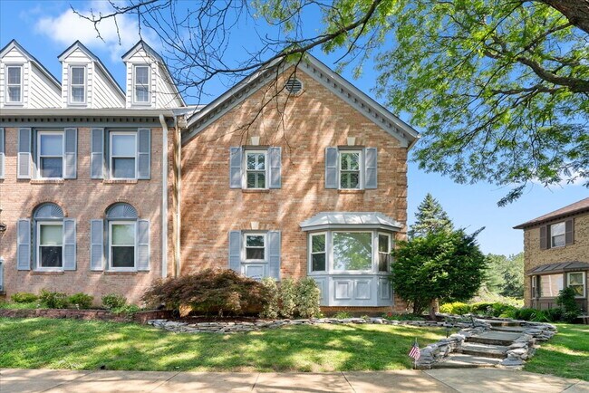 Foto del edificio - Stunning End-Unit Townhouse with Golf Cour...