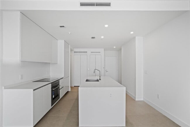 Foto del edificio - 700 NE 24th St