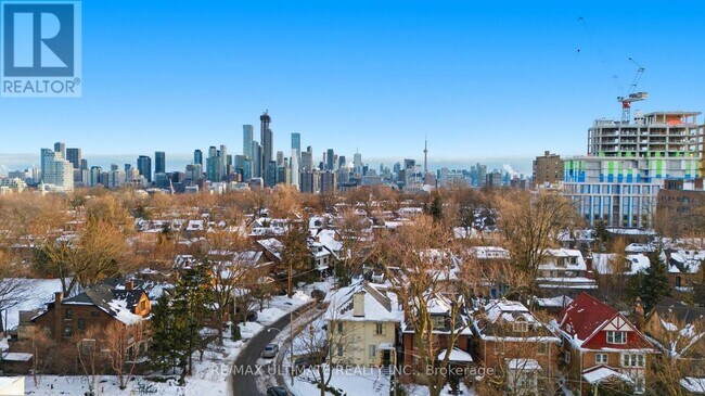 Photo du bâtiment - 111 St Clair Ave W