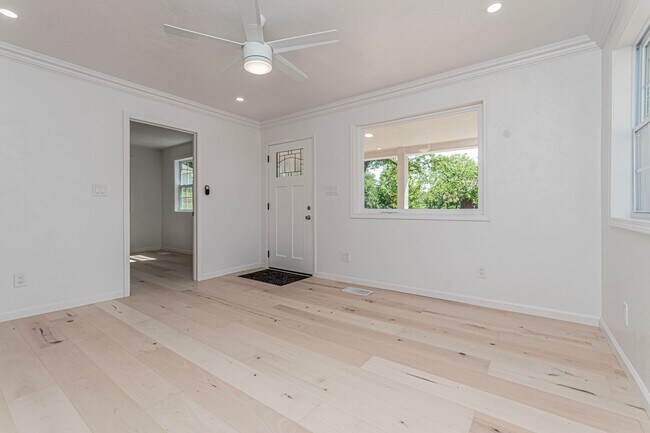 Foto del edificio - Please View 3D Virtual Walk-Through Before Scheduling a Showing