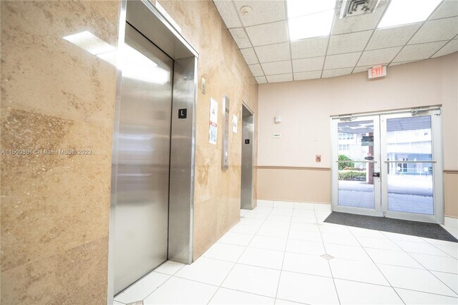 Building Photo - 1825 S Ocean Dr