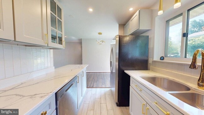 Building Photo - 6337 Phyllis Ln