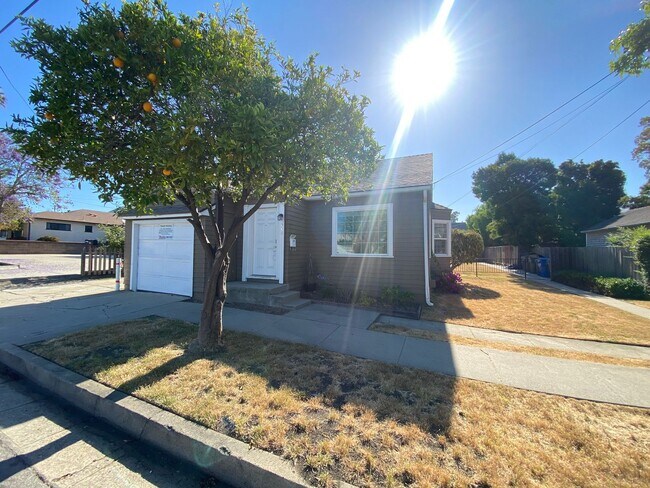 Building Photo - Super Cute 2BD/2BA House in SLO