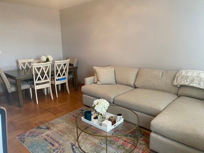 Foto del edificio - 1053 E 13th St