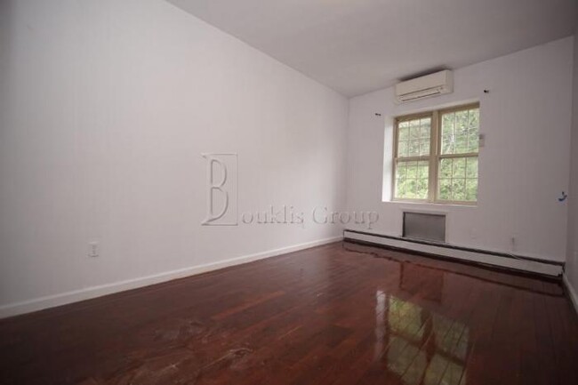 Foto del edificio - 3 bedroom in BRONX NY 10471