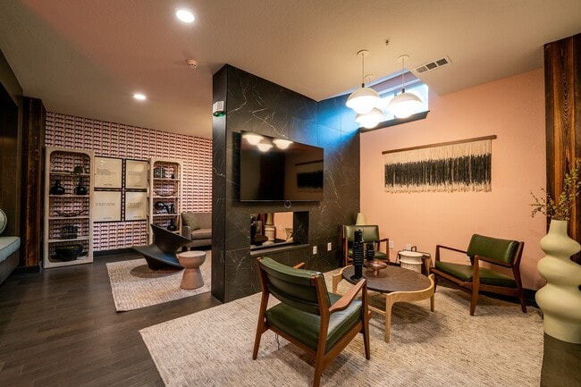 21-Pearl-Off-Campus-Apartments-in-West-Campus-Near-UT-Austin-Resident-Clubhouse-Lounge - 21 Pearl