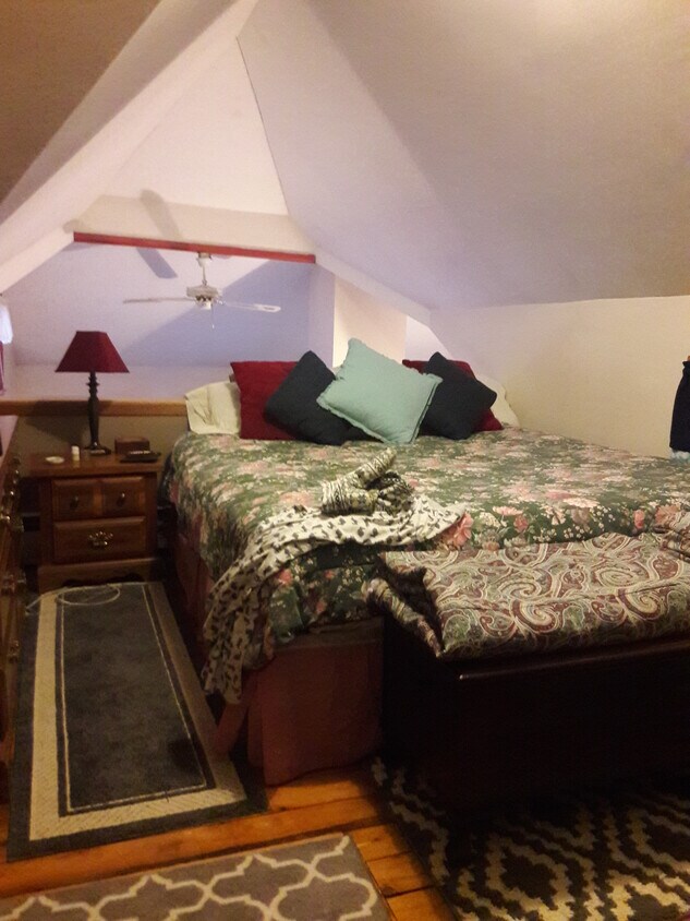 Loft Bedroom - 320 Chamberlain Road