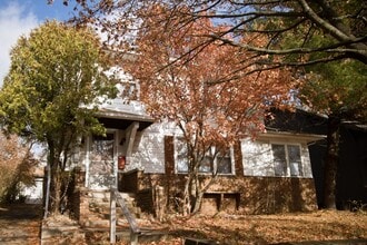 Building Photo - 206 E Lutz Ave