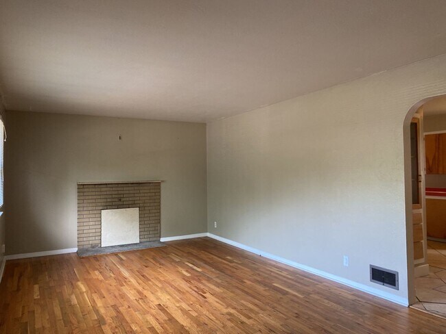 Building Photo - STUDENTS WELCOME! Ranch Home w/ Finished Basement, Fenced Yard and Two Kitchens