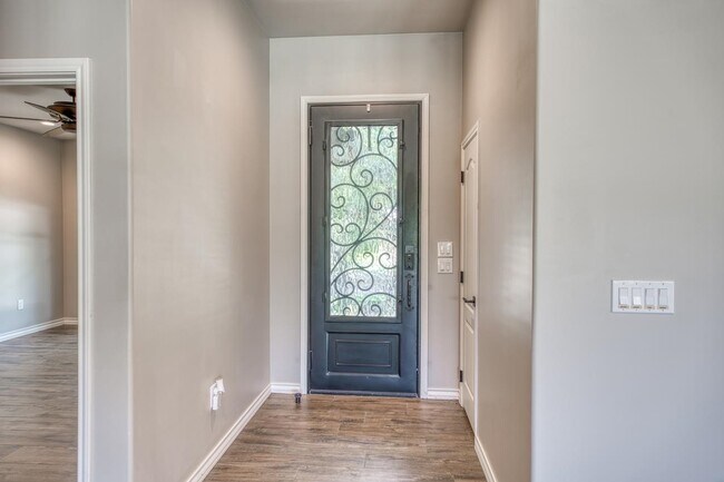 Building Photo - 301 Sunray