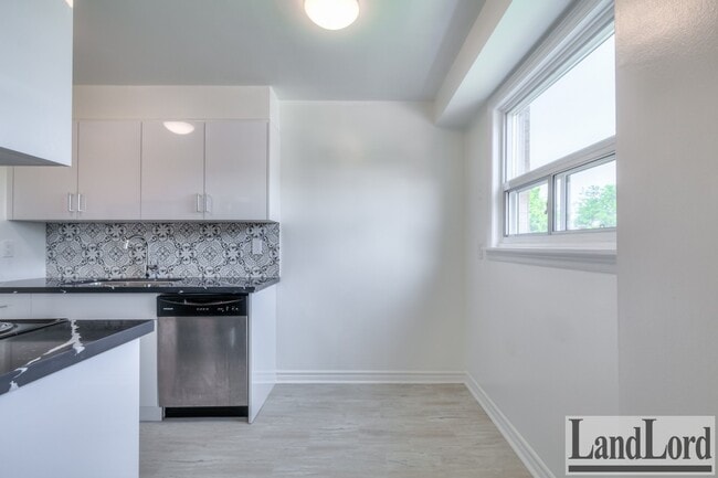 Building Photo - 2830 Midland Ave