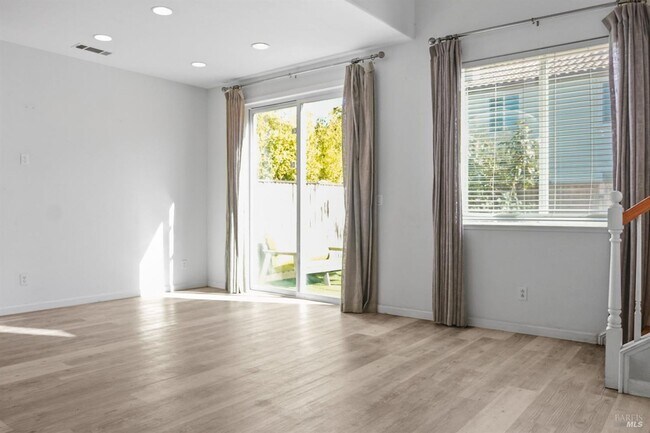 Foto del edificio - 1079 Portofino Ave