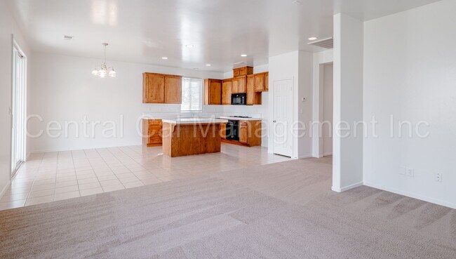 Foto del edificio - 3 Bedroom/2 Bath home located in the Desired Northwest - $2395 per Month!