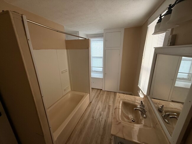 Building Photo - 1402 E Fox St