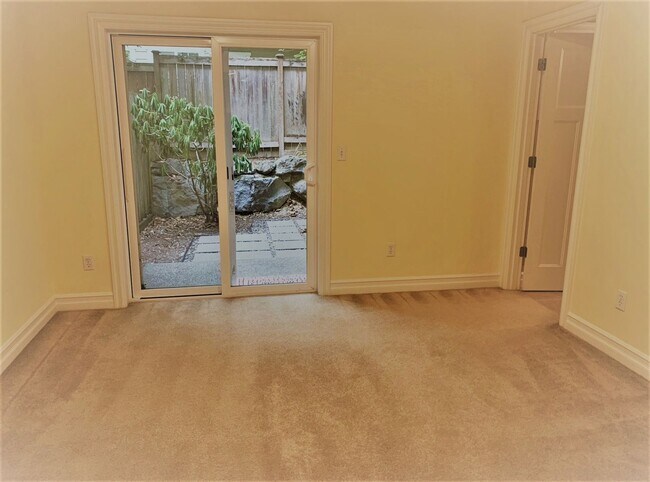 Foto del edificio - Lovely, Spacious 3 bed/2.5 bath townhome i...