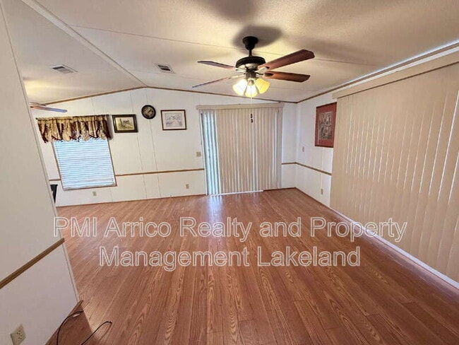 Building Photo - 1504 Valiant Dr