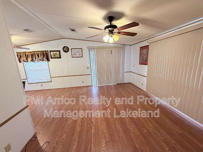 Foto del edificio - 1504 Valiant Dr