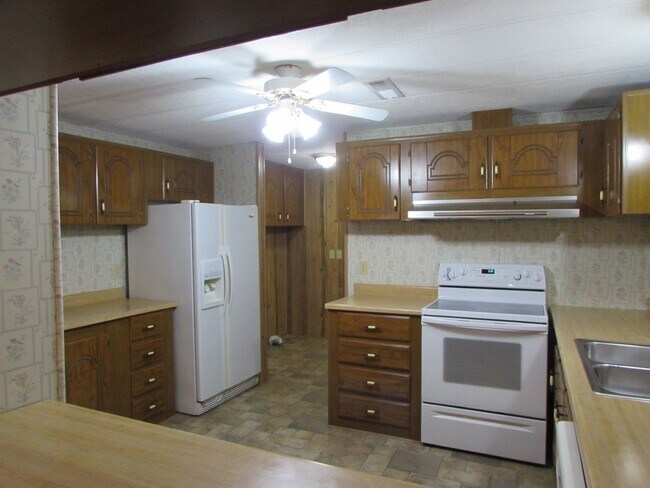 Building Photo - Charming 2 Bed/2.5 Bath - Approx 1 Acre of...