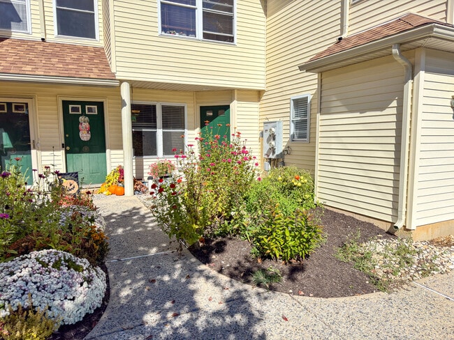 Building Photo - 7276C Sauerkraut Ln