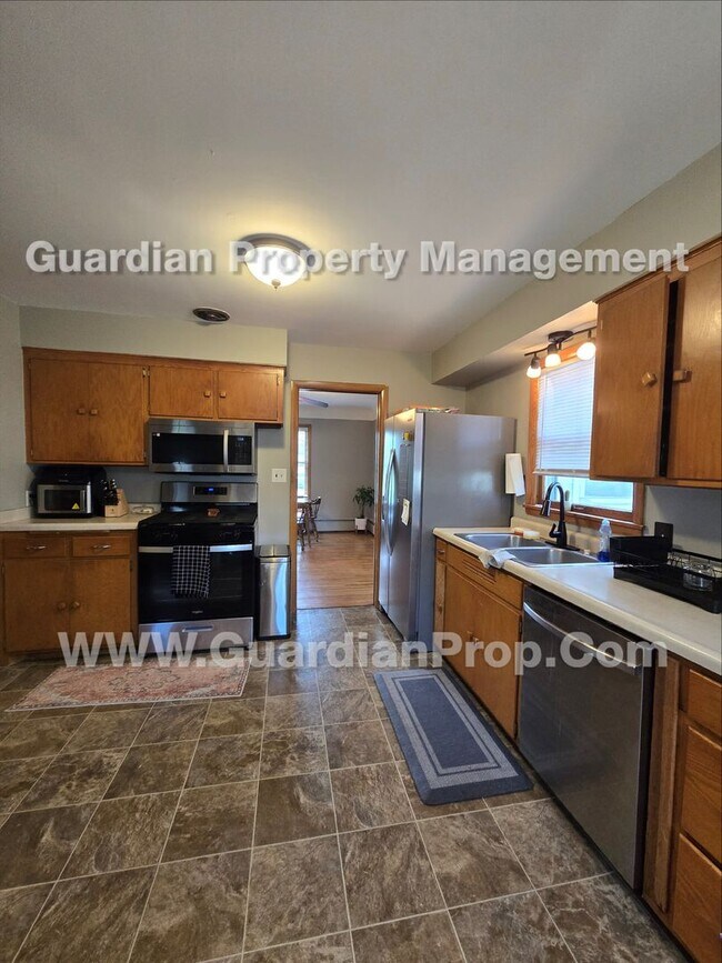 Foto del edificio - Bloomington Single Family Home, 2 Car Garage, new kitchen appliances!
