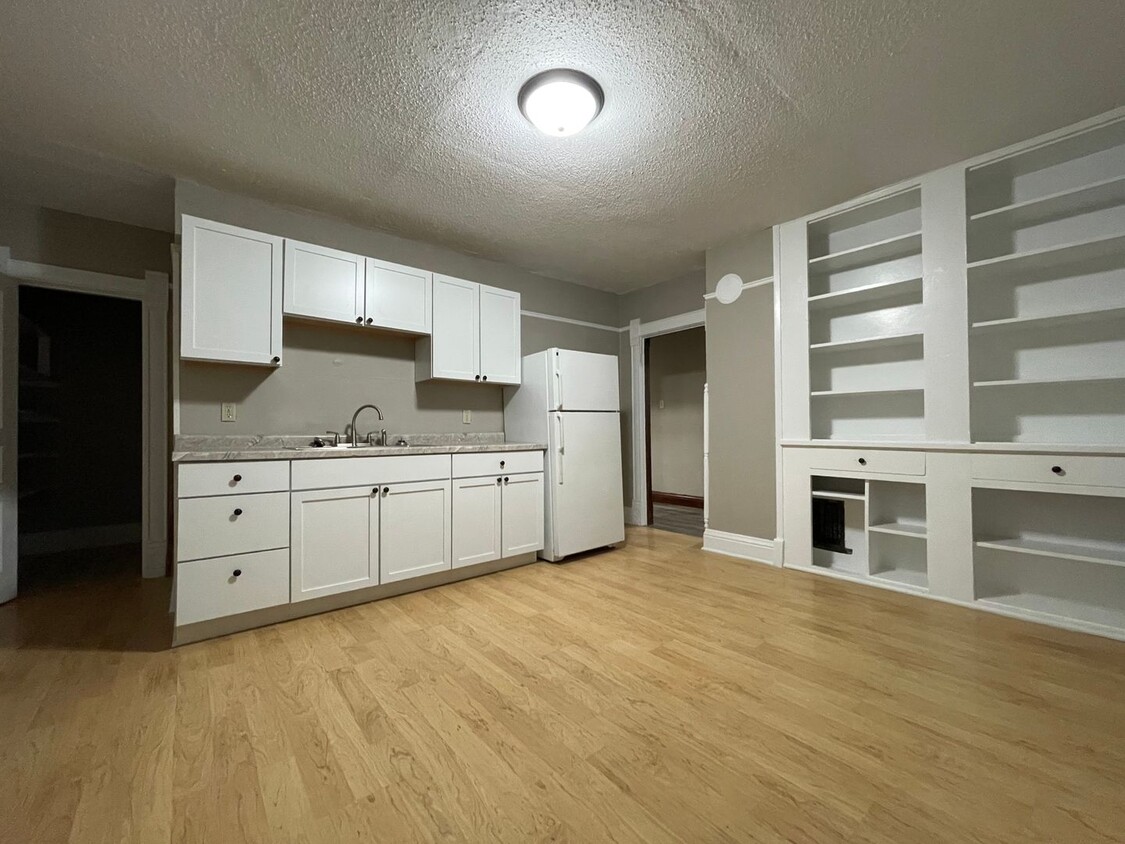 Primary Photo - 420 W Bremer Ave.