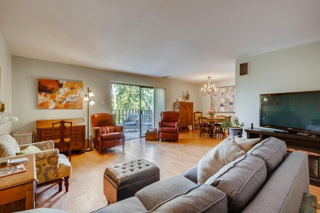 Building Photo - 480 S Marion Parkway #303
