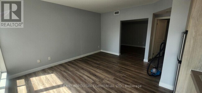Building Photo - 335 College St