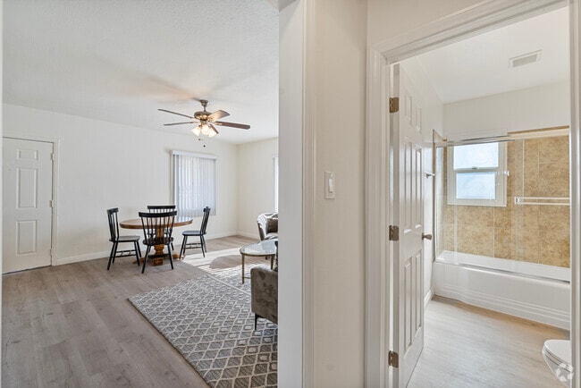 1 habitación, 1 baño, 623 pies cuadrados, pasillo - 6405 8th Ave
