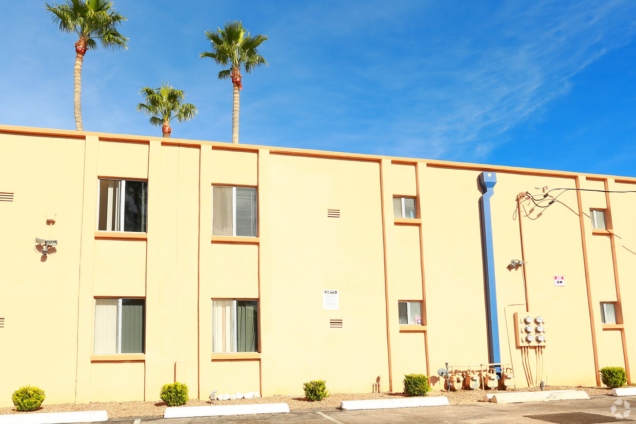 Building Photo - La Sabre Apartments